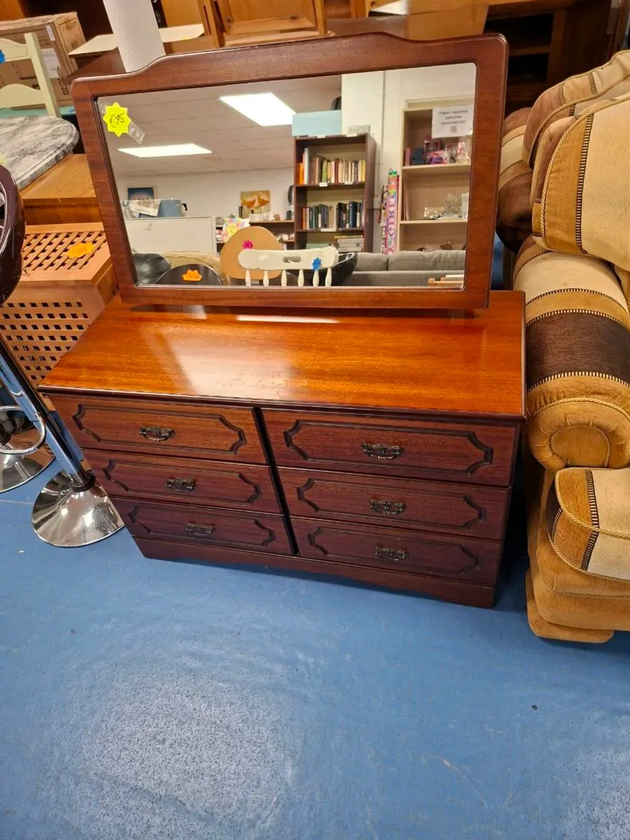 DRESSER - Image 1