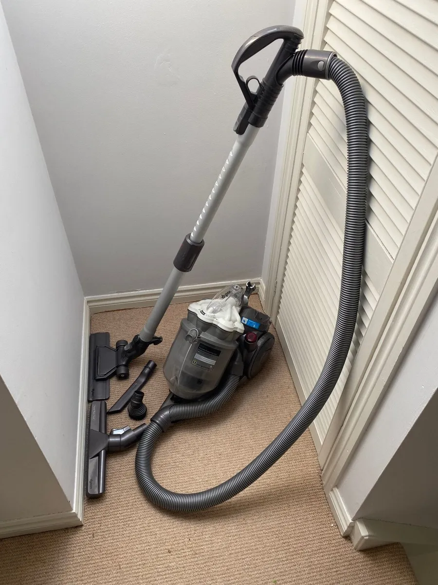 Vacuum cleaner - Image 1