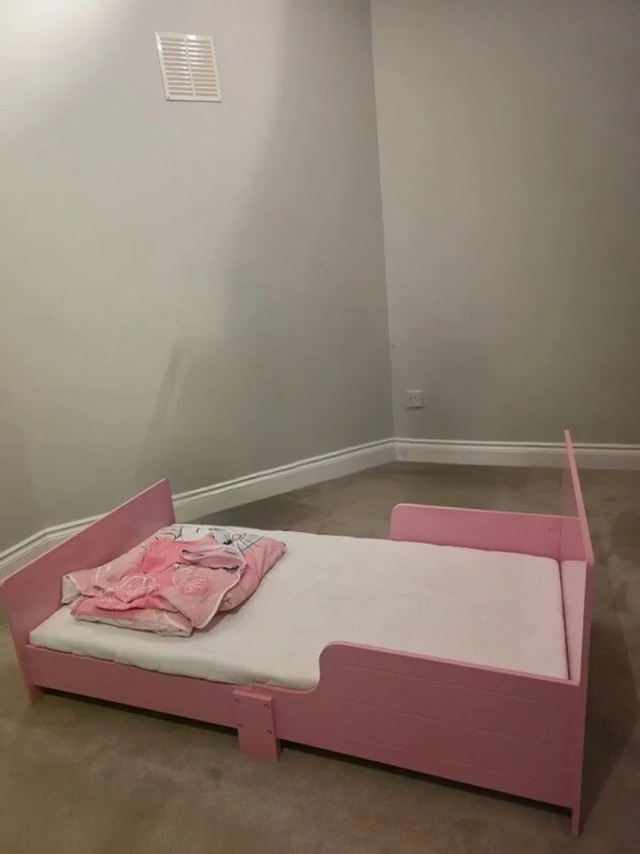 childrens bed & mattress - Image 2