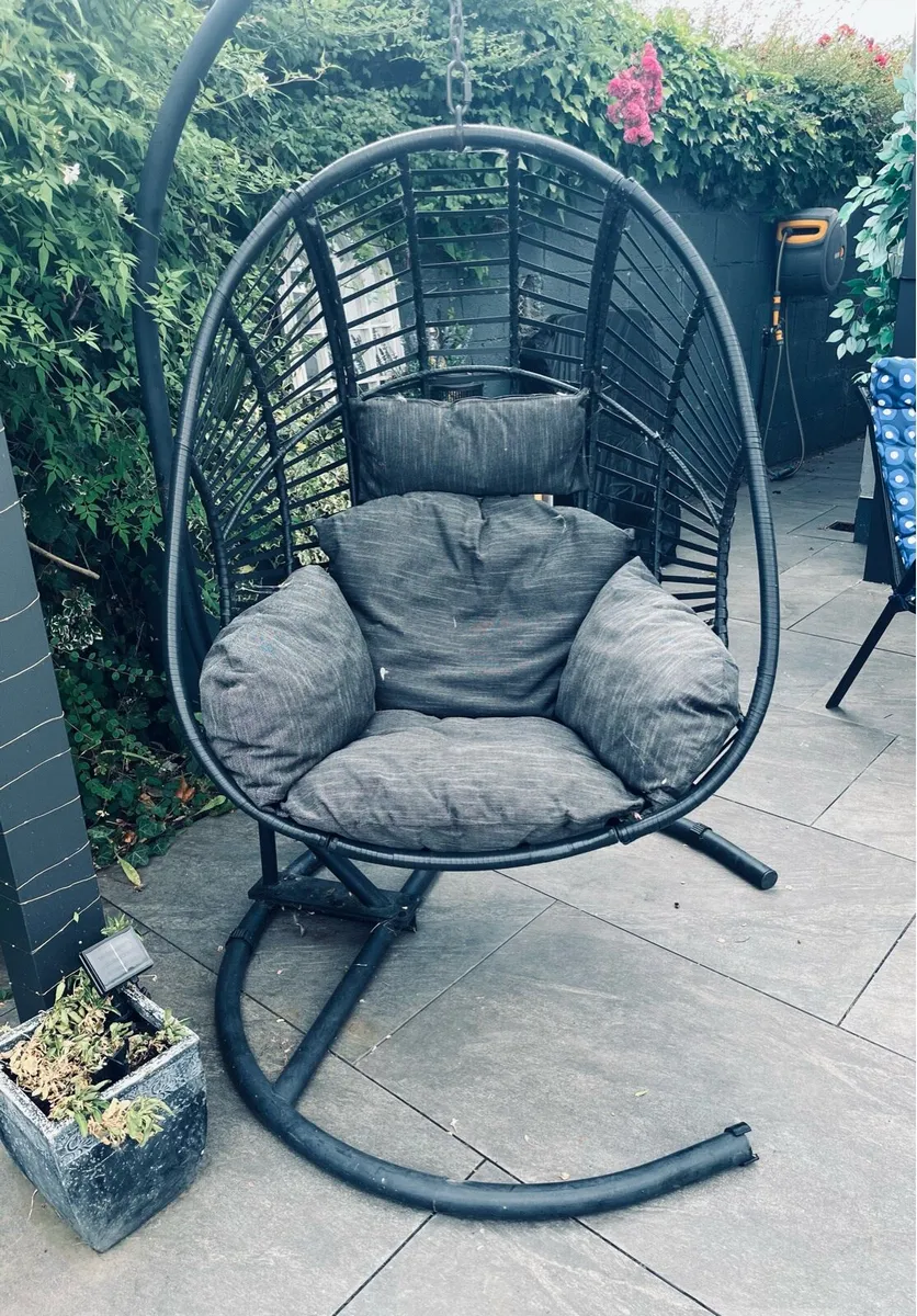 Hanging egg chair