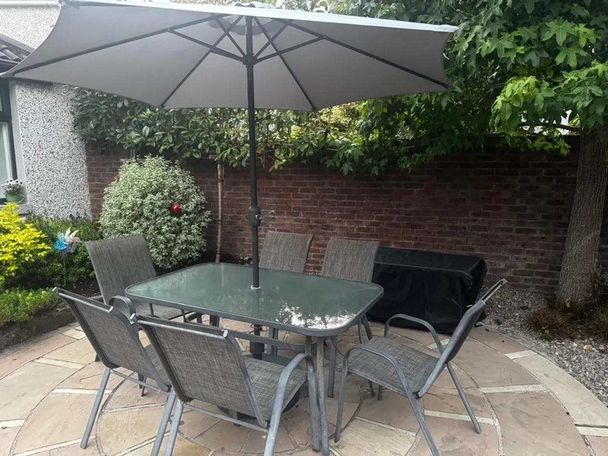 6 seater garden dining set with parasol - Image 1