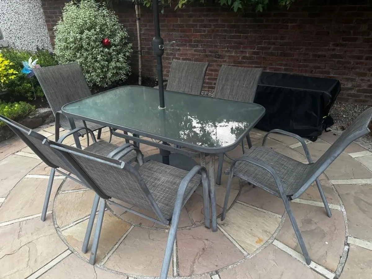 6 seater garden dining set with parasol - Image 3