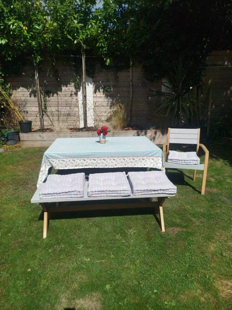 Patio Table and chairs - Image 3