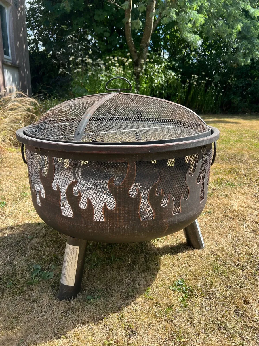 Outdoor Fire Pit with Spark Guard – Garden Fire Bo - Image 1