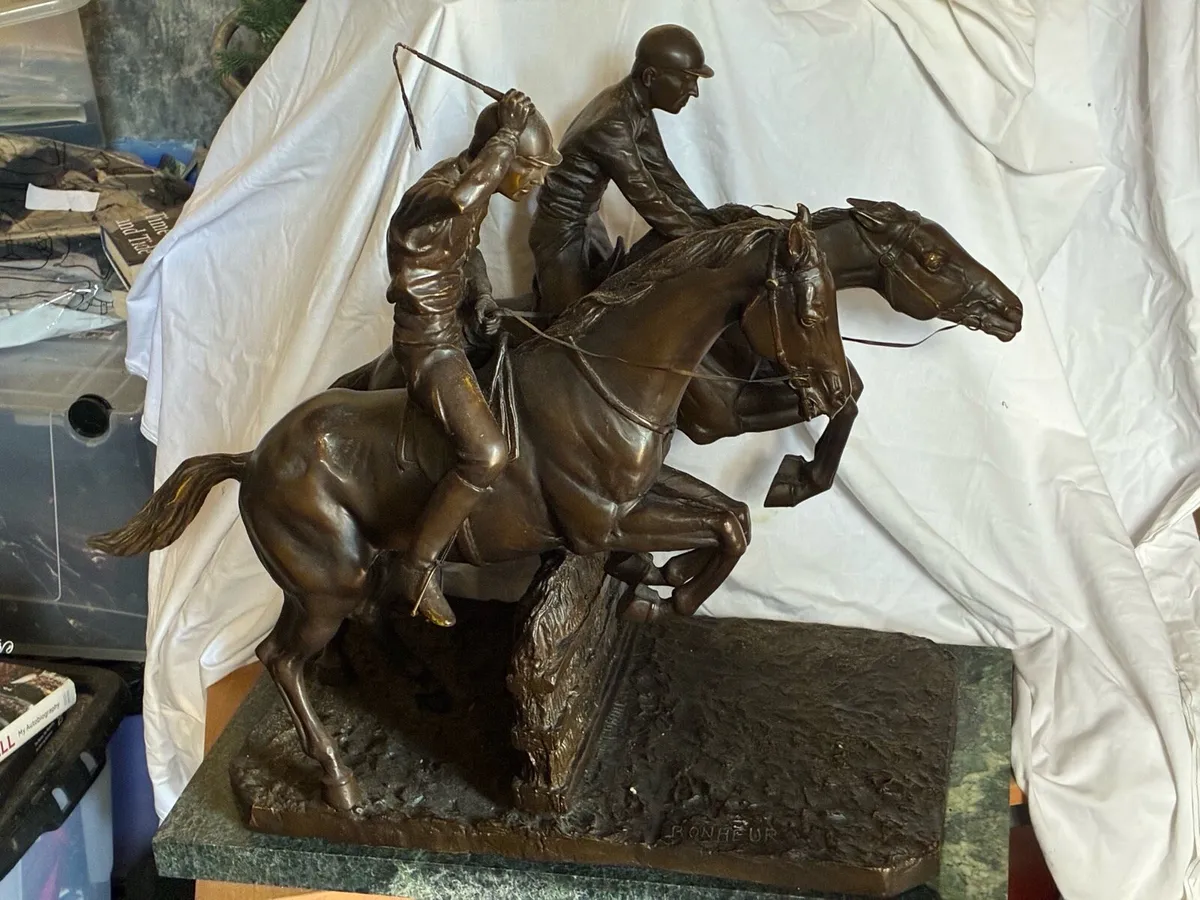 Bronze statue - Image 1