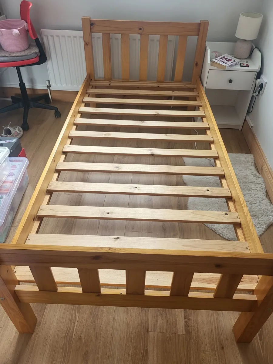 Wooden single bed - Image 1