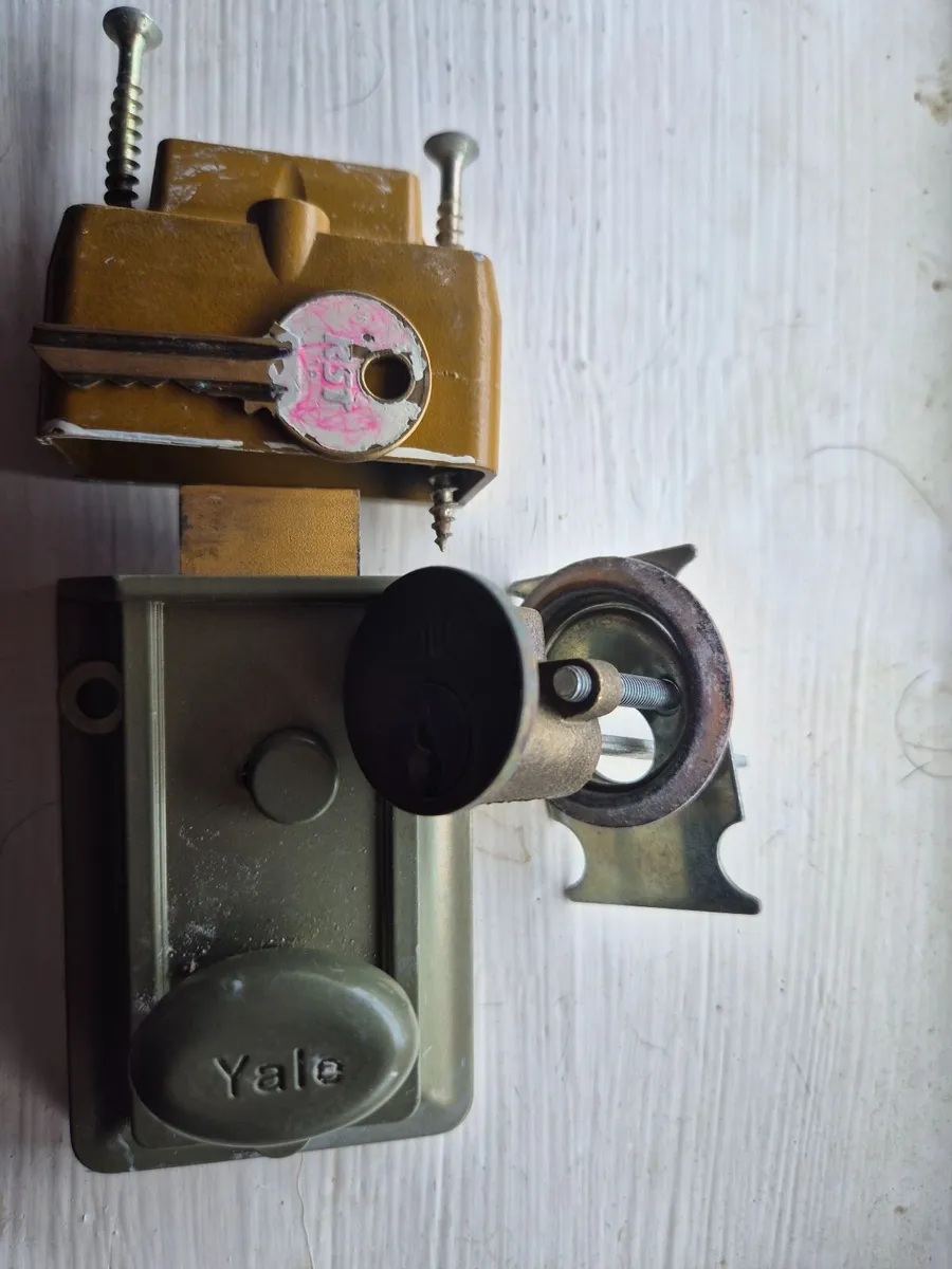 A Yale front door lock,blt and key.