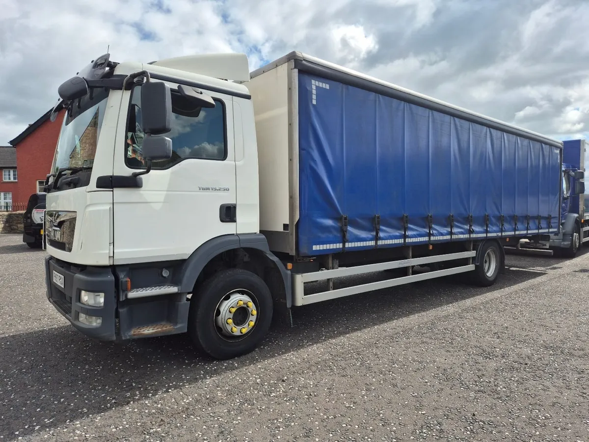 2017(Dec) MAN 15.250 manual 8sp 27ft Tautliner - Image 2