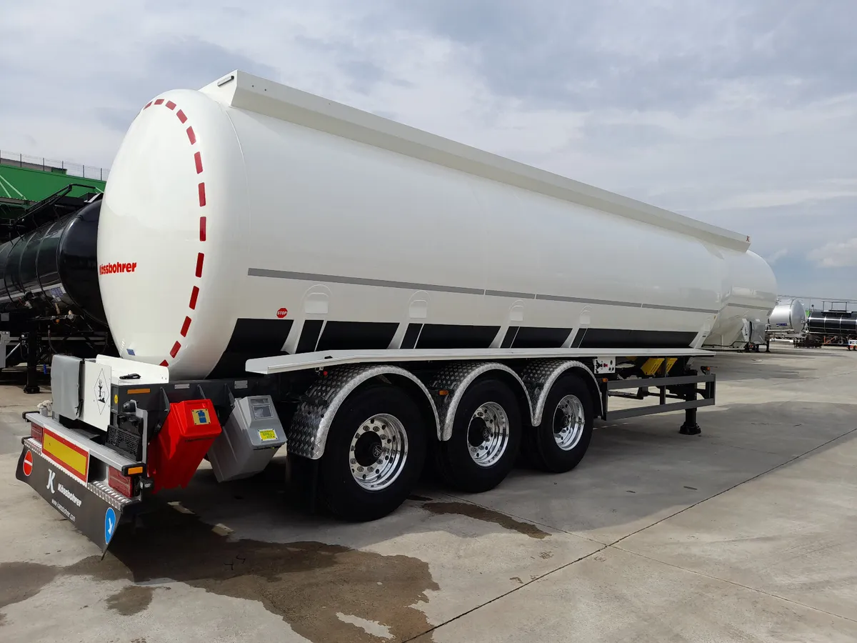 Kassbohrer Fuel Tanker - Image 4