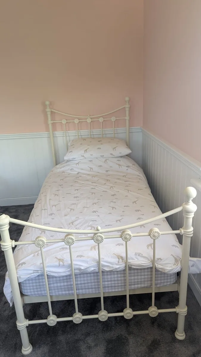 Metal frame single beds - Image 1