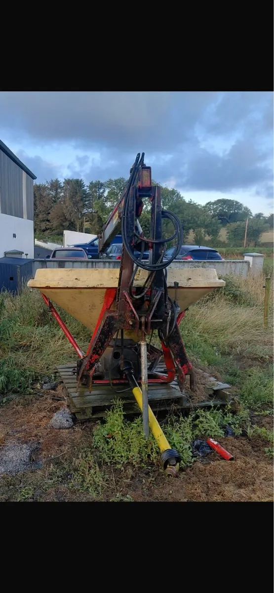 Vicon Spreader with Hoist - Image 3