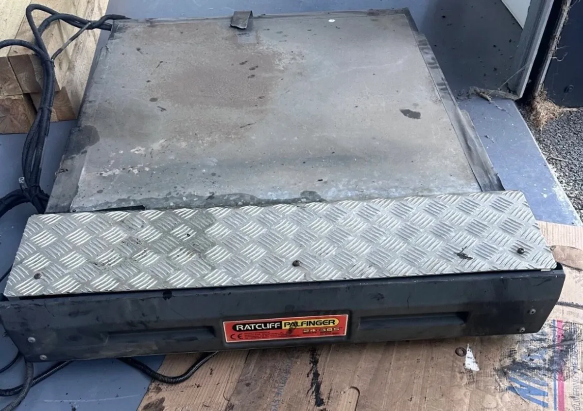 ** Ratcliff Wheelchair lift ** - Image 1
