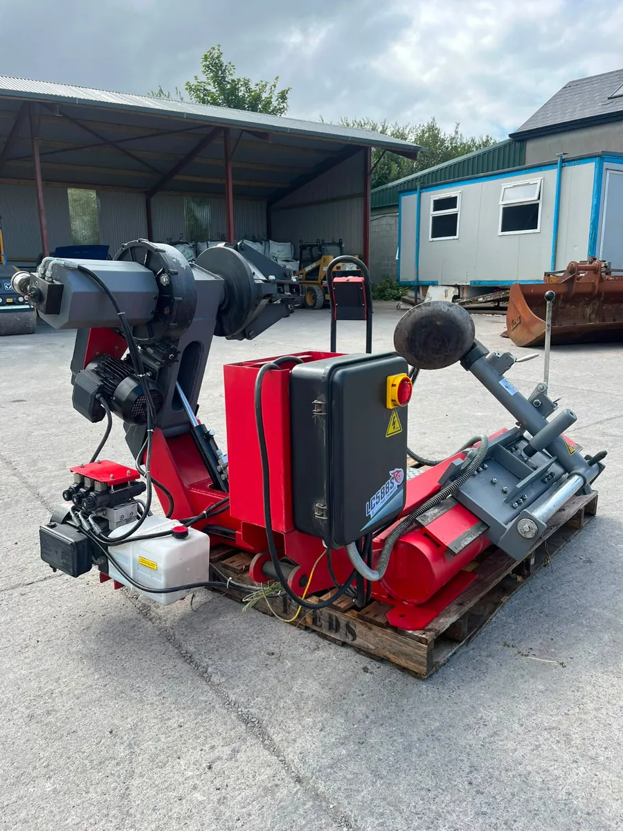 Heavy goods tyre changer machine - Image 1