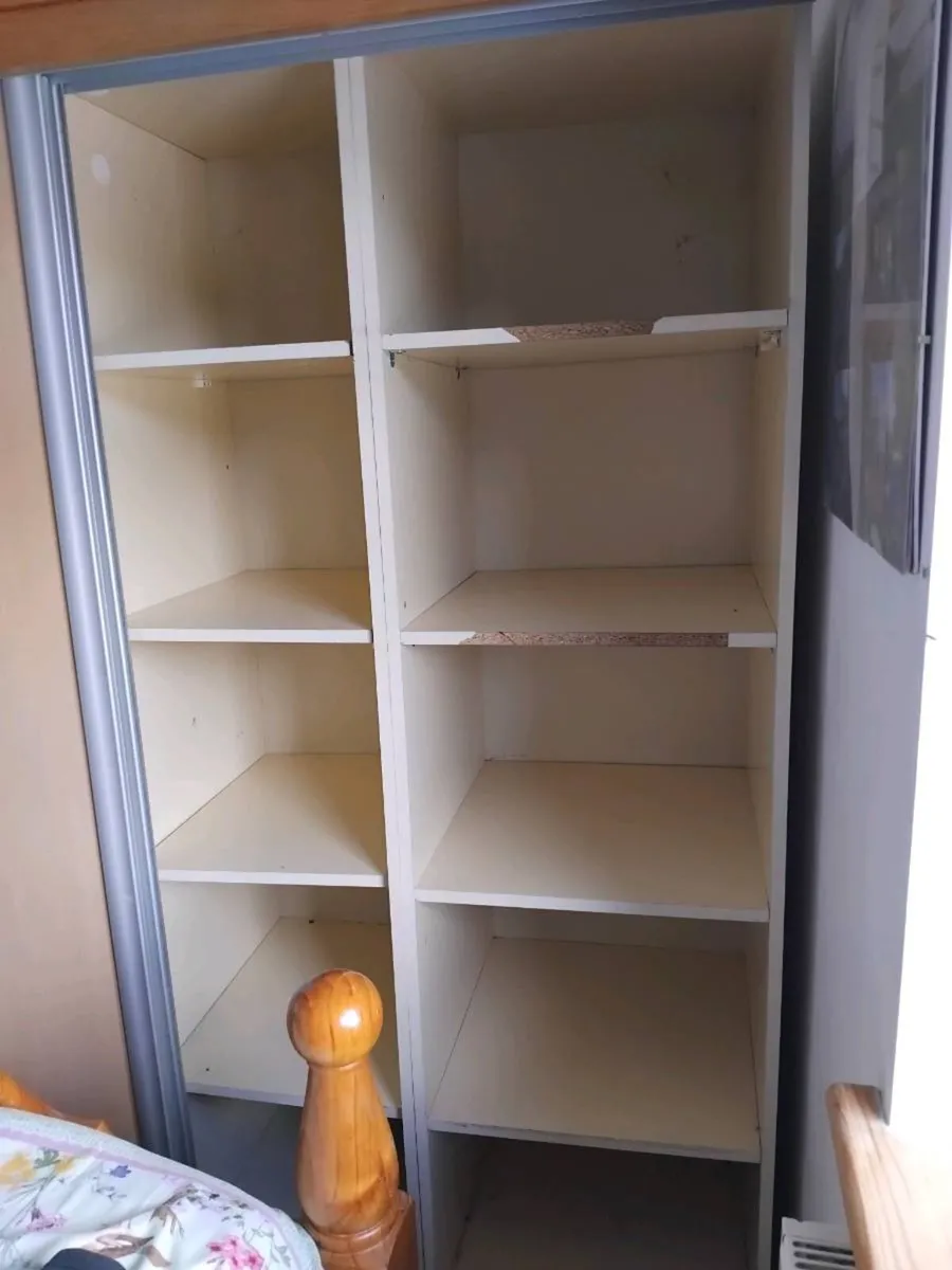 Wardrobe with sliding doors - Image 4