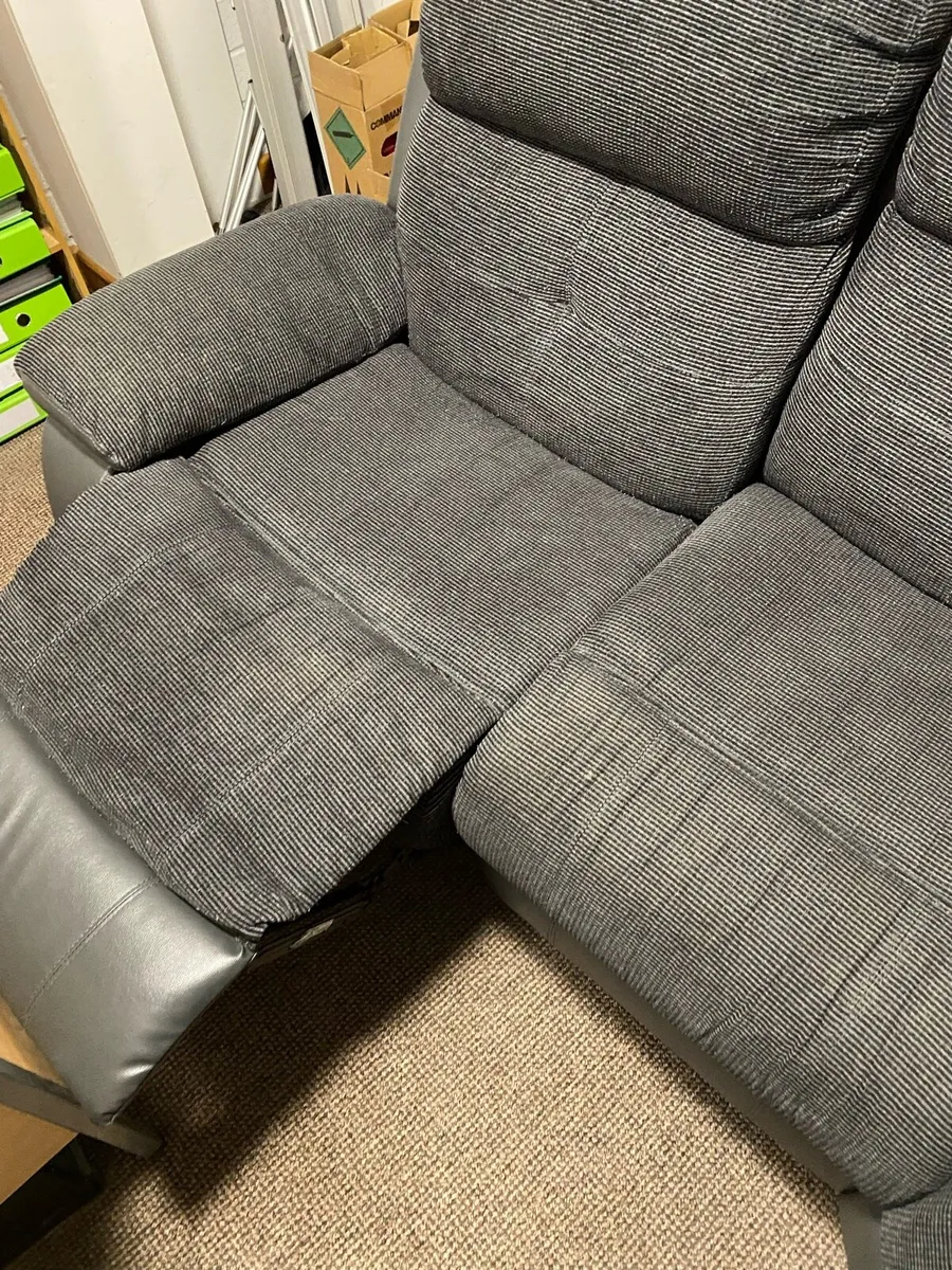 Corner couch and separate recliner - Image 4
