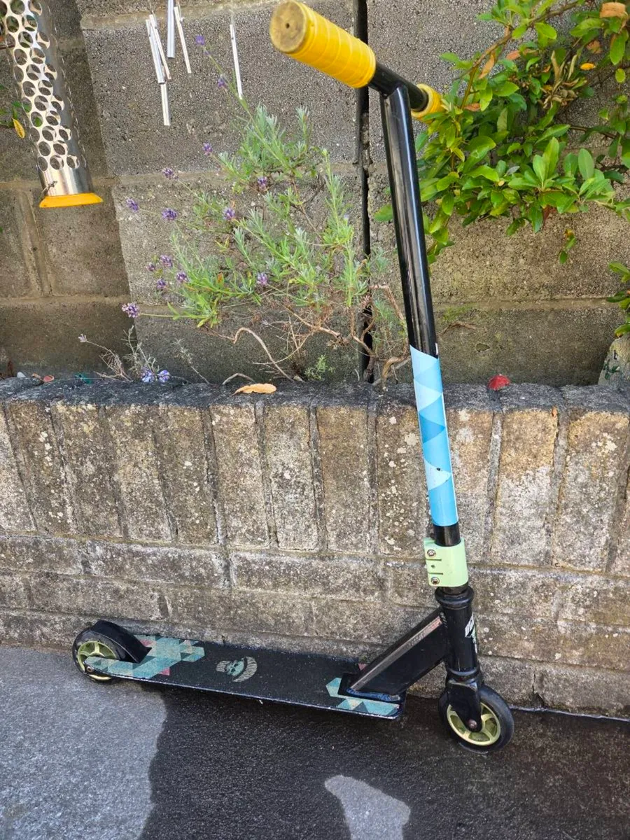 Stunt scooter boys