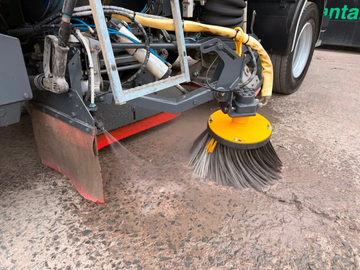 2018 Volvo FL250 Johnston VT651 Road Sweeper - Image 3