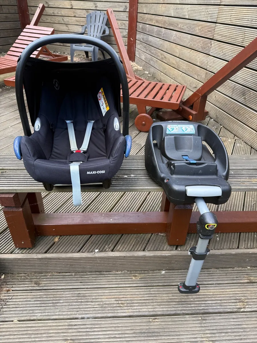 Maxi Cosy car seat and iso fix base - Image 1