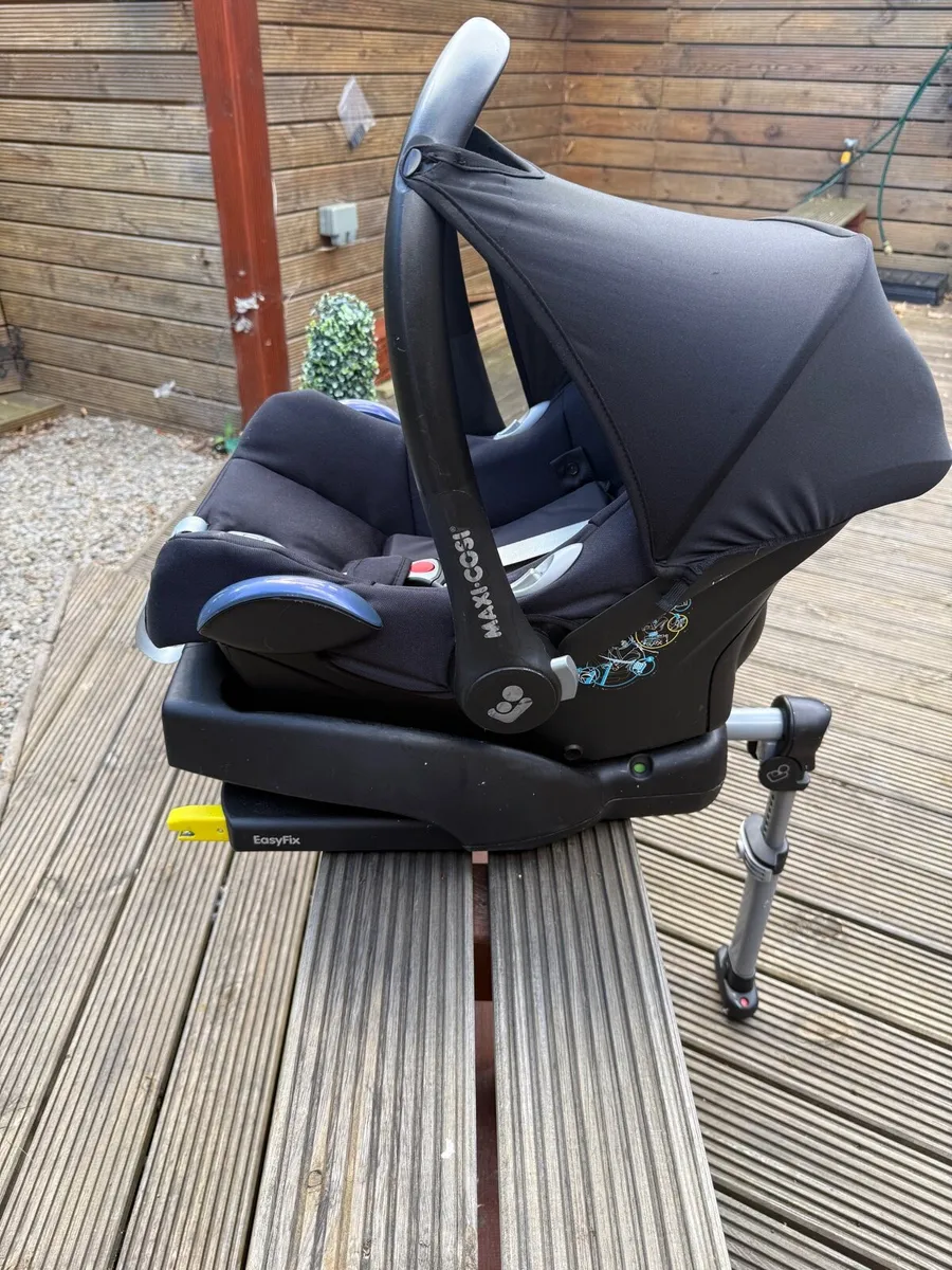 Maxi Cosy car seat and iso fix base - Image 2