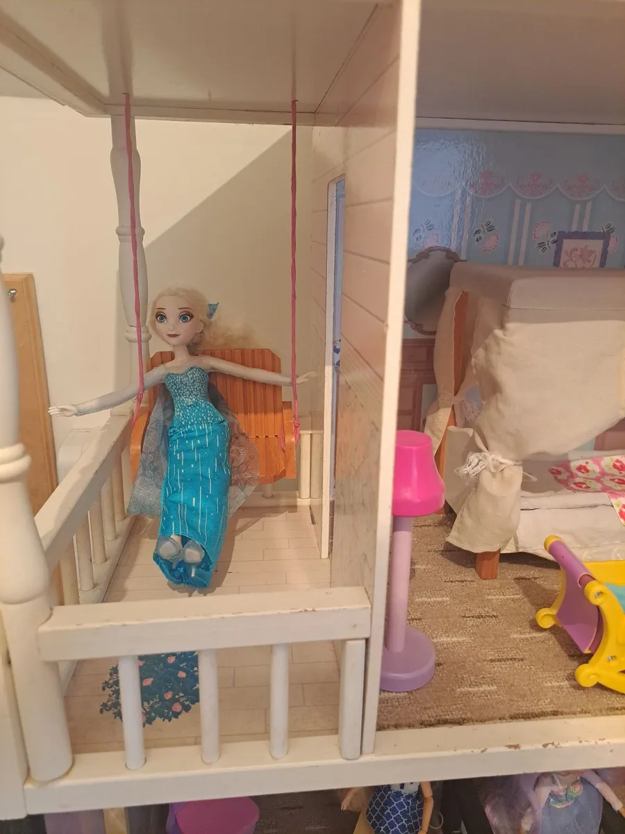 Dolls house with furniture!!quick sale - Image 3