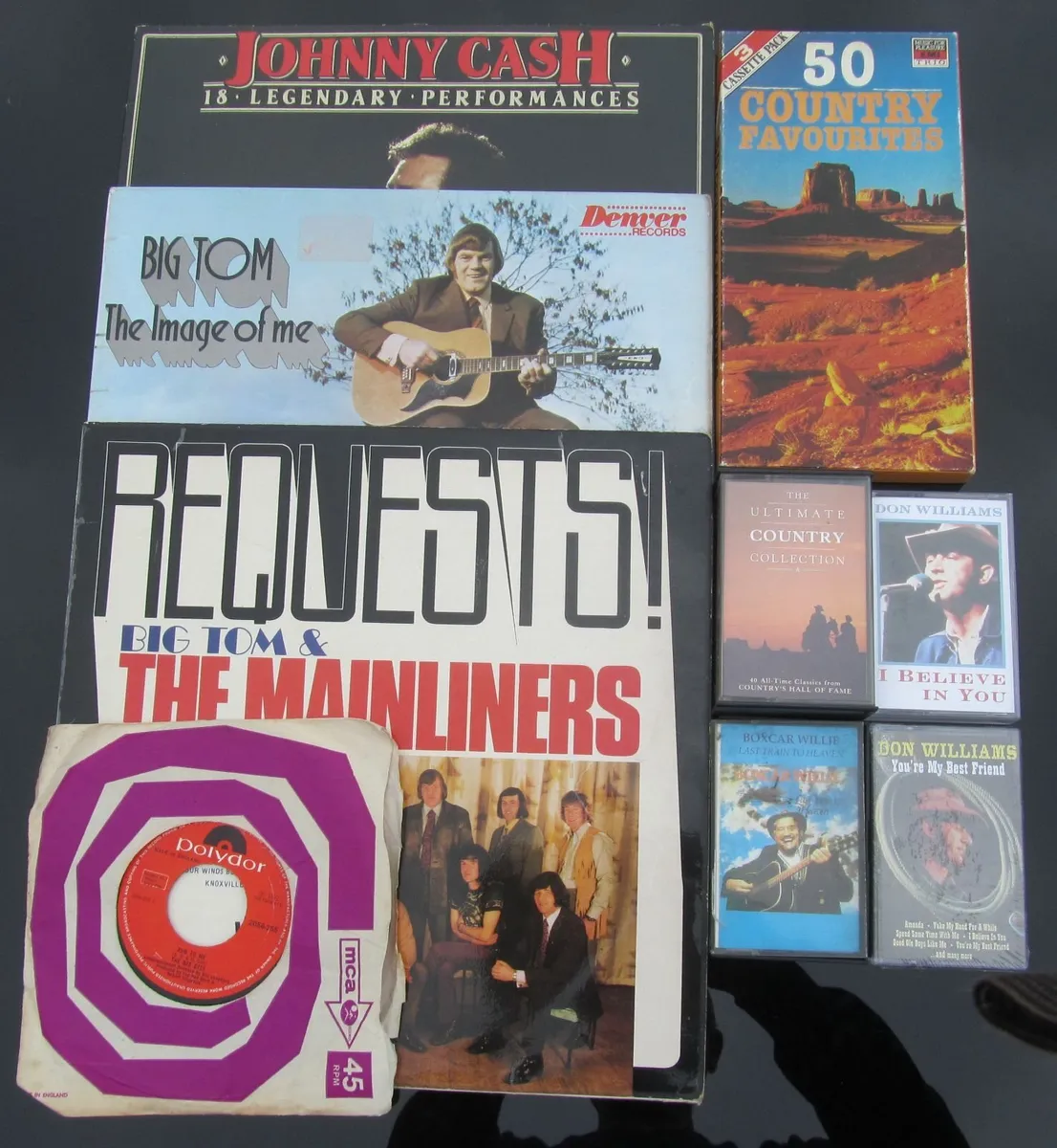Country music LP's and cassettes - Image 1