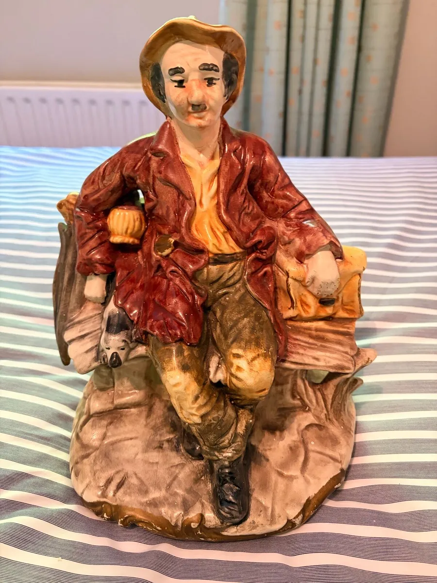 Capodimonte man on a bench - Image 1