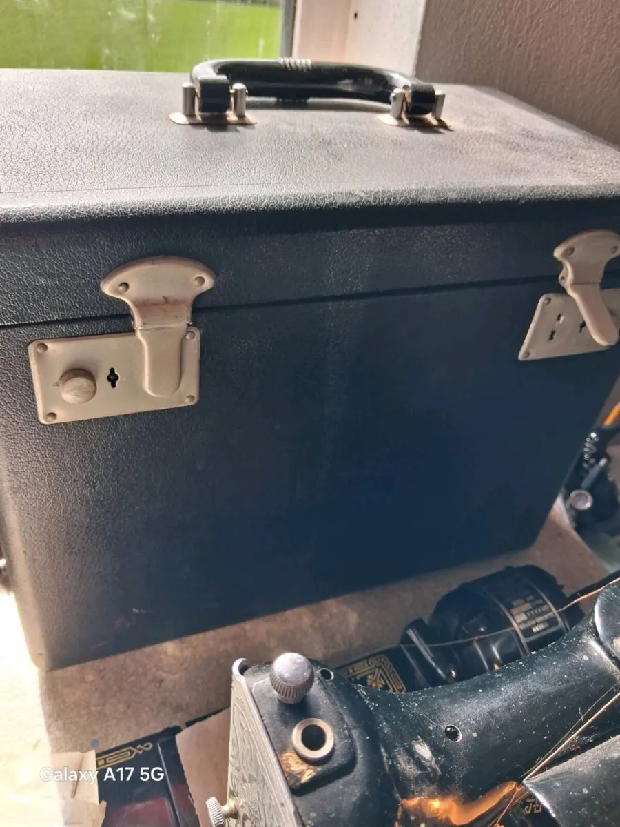 Singer 221 featherweight - Image 2