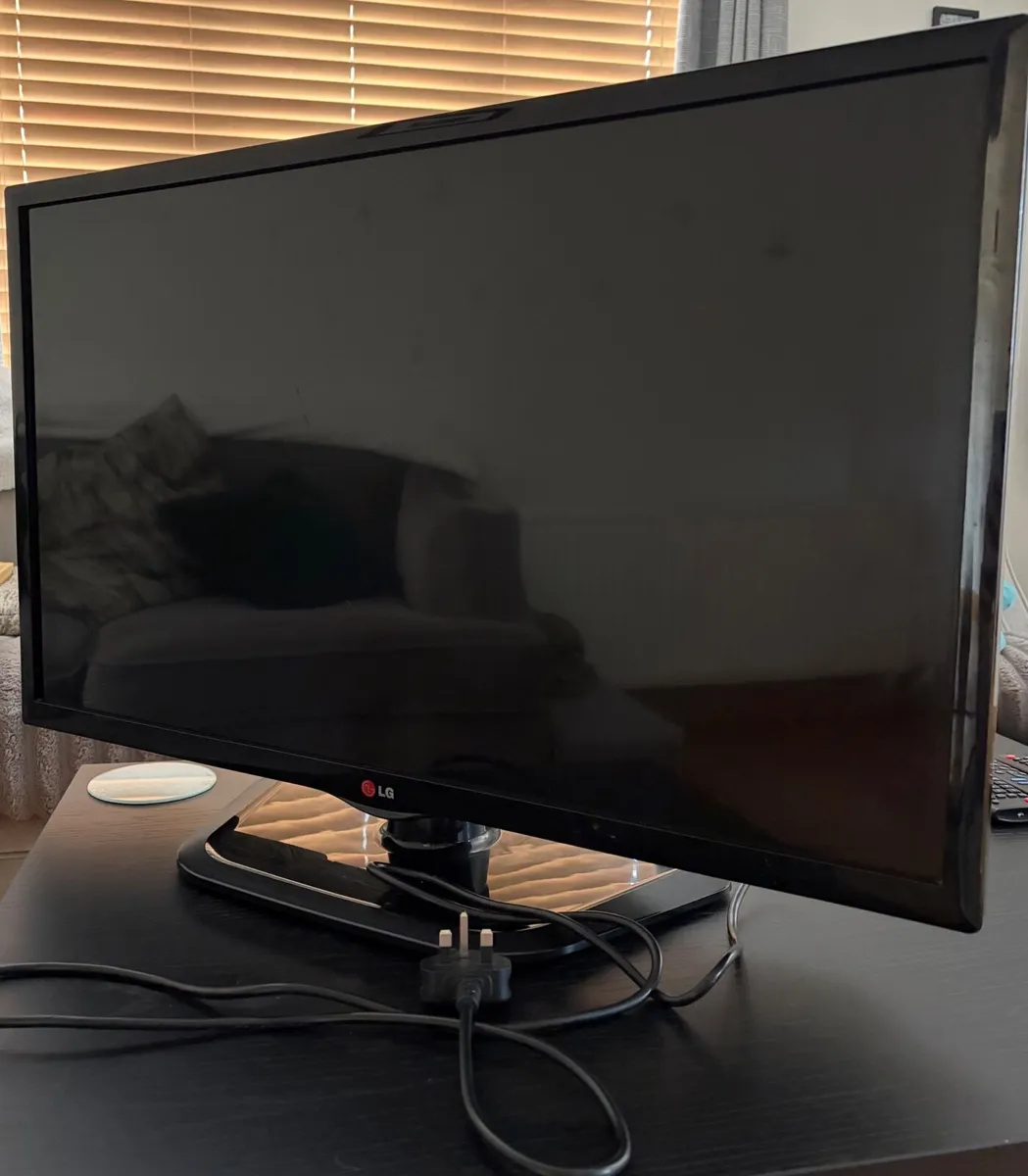 32 inch LG TV with remote - Image 2