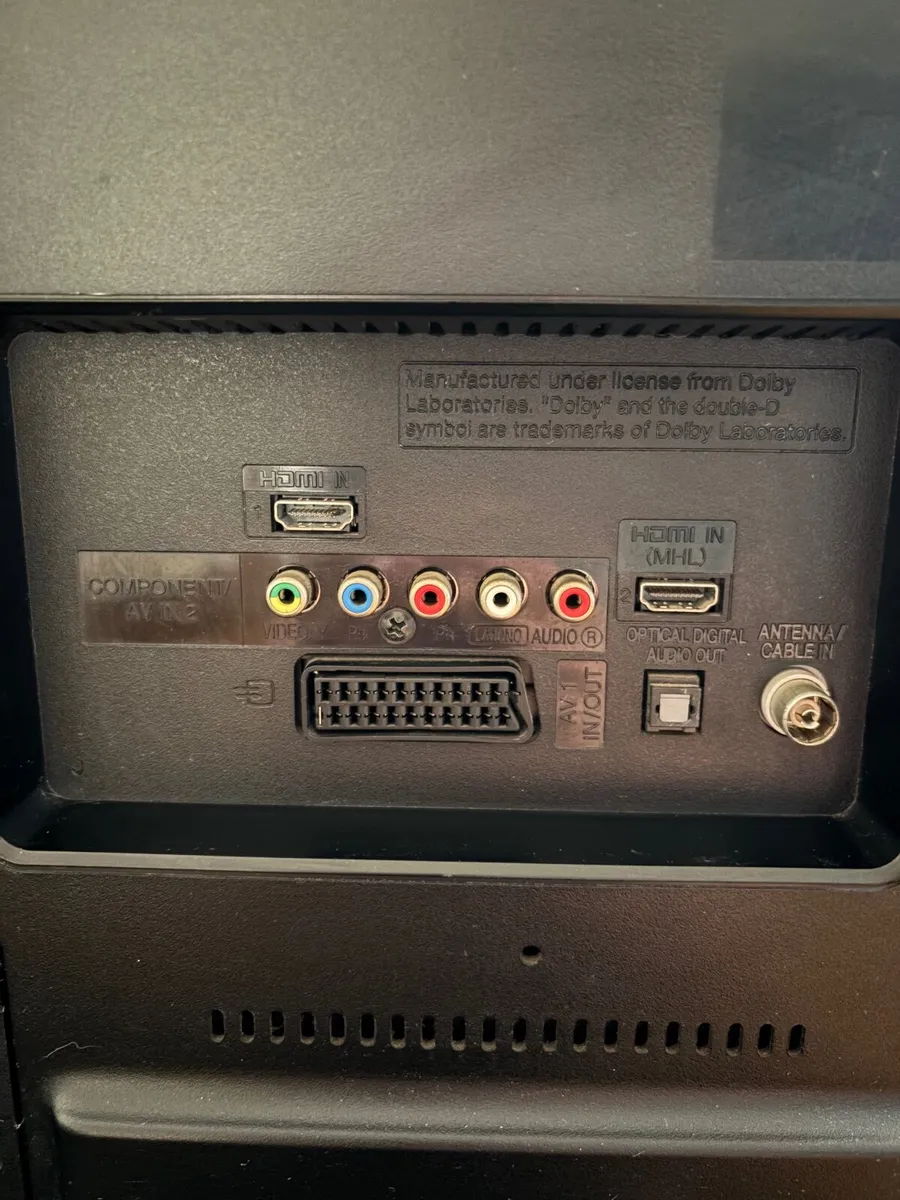 32 inch LG TV with remote - Image 3