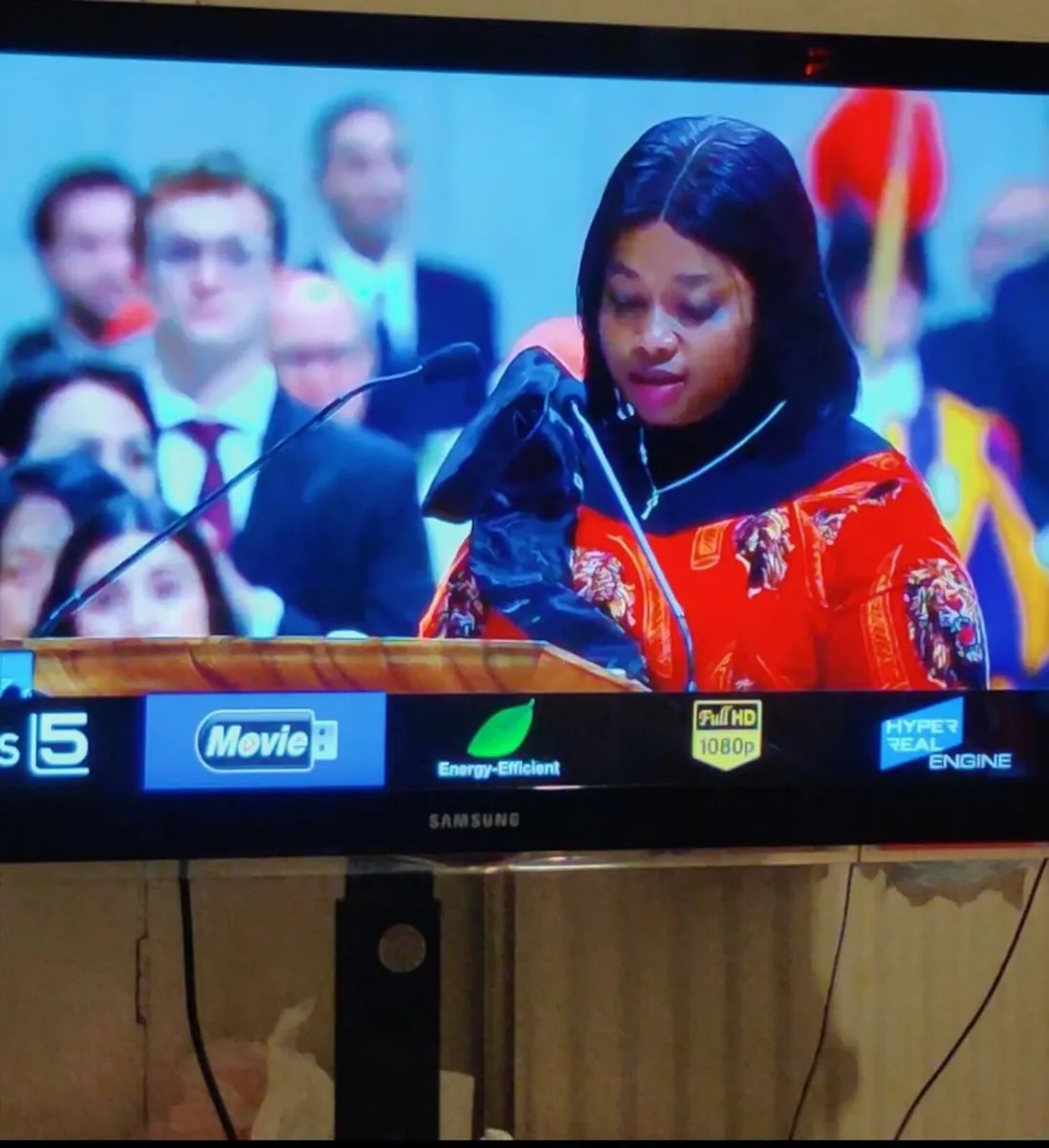 Samsung 40" TV + BONTEC Glass TV Stand - Image 1