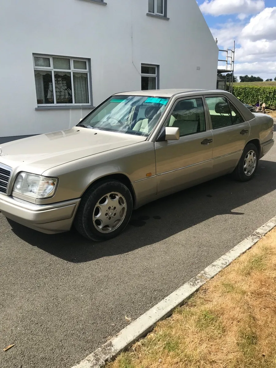 Mercedes Benz 300d - Image 2