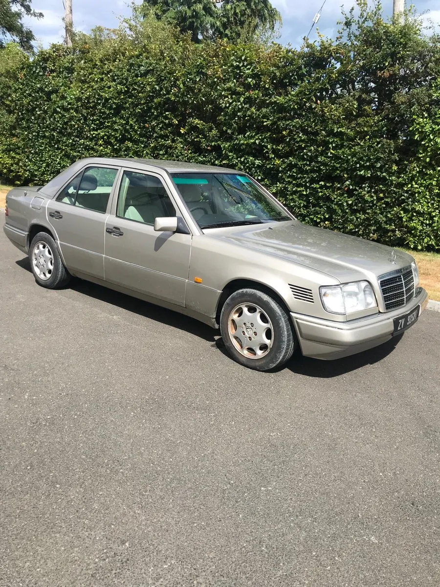 Mercedes Benz 300d - Image 3