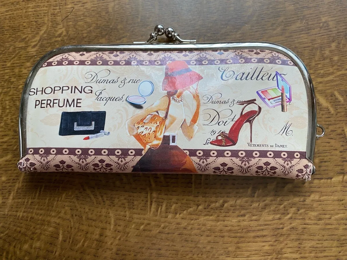 Beautiful Ladies Purse with clasp closing - Image 2