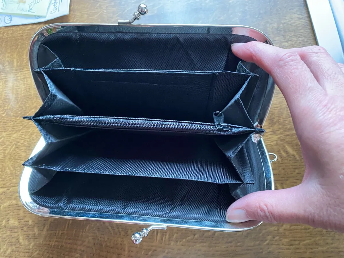 Beautiful Ladies Purse with clasp closing - Image 4
