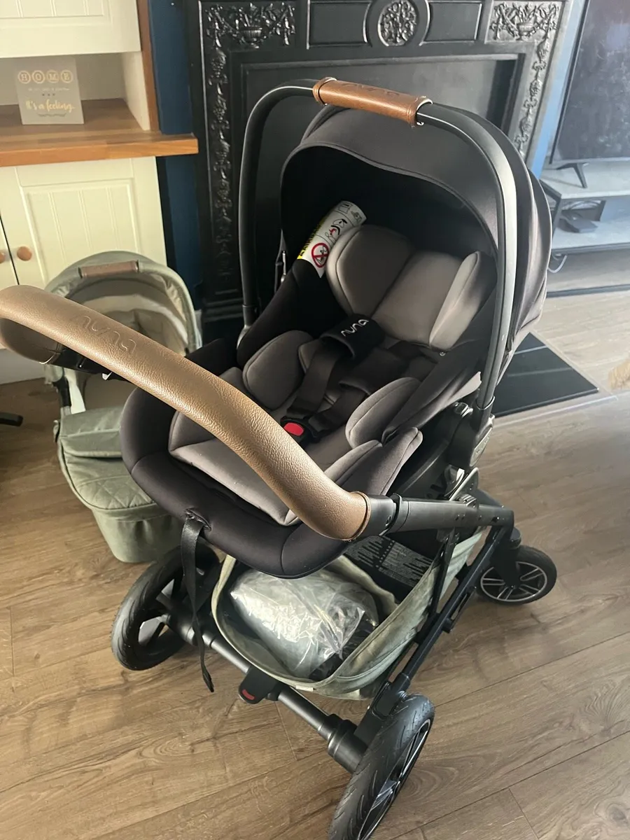 Nuna travel system including isofix base - Image 1