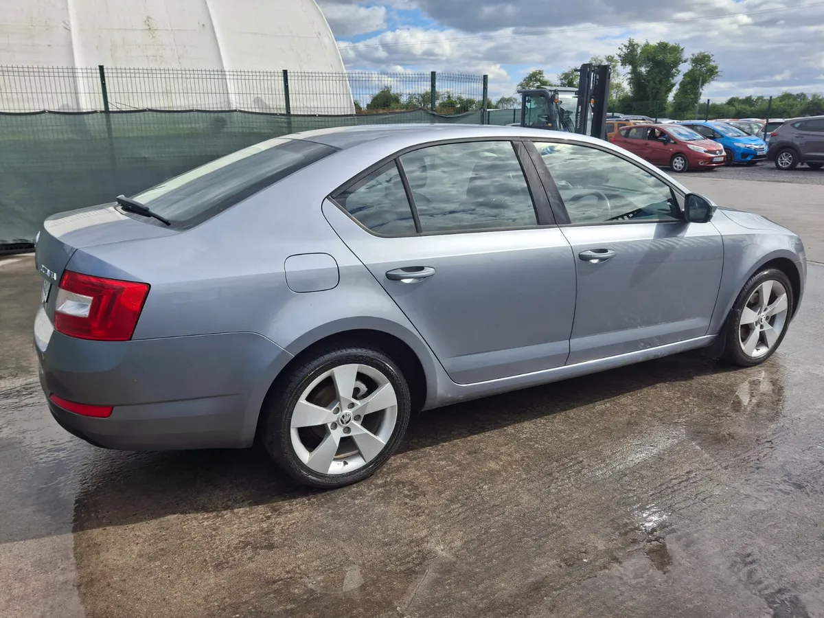 2013 Skoda Octavia  Automatic DSG - Image 3