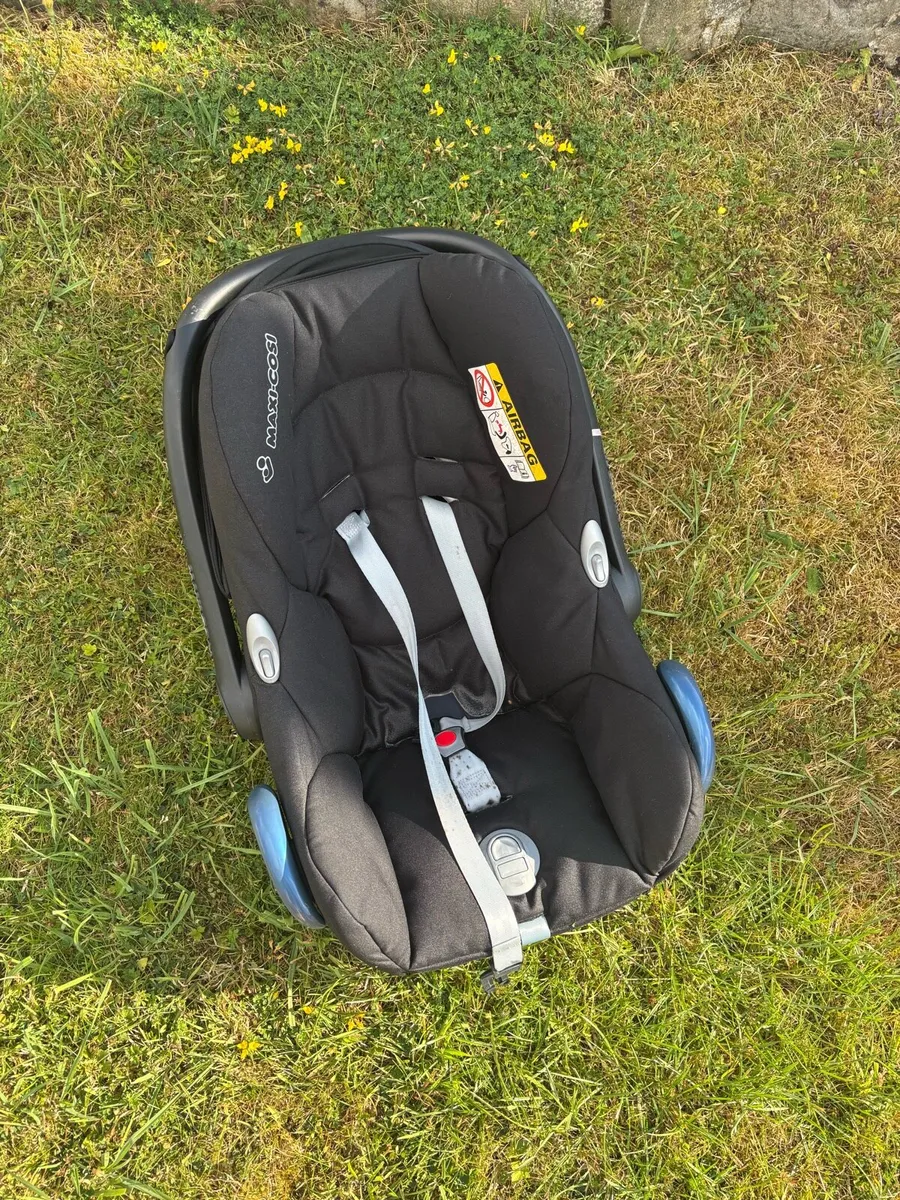 Maxi Cosi with iso fix base - Image 1