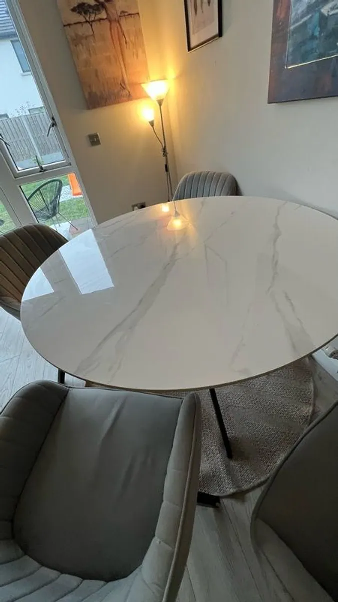 Dining table and chairs - Image 1