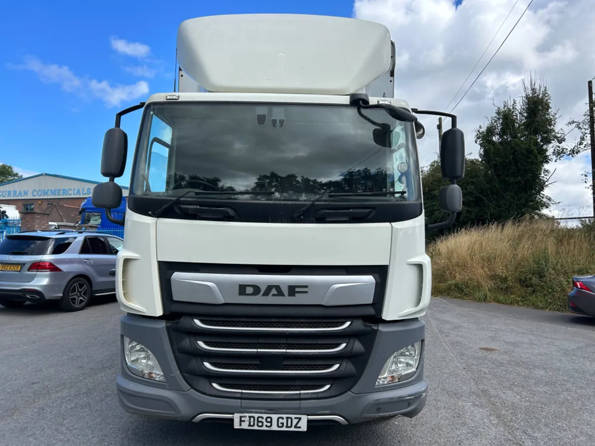 2020 Daf cf370 6x2 Curtainsider with Moffett kit - Image 2