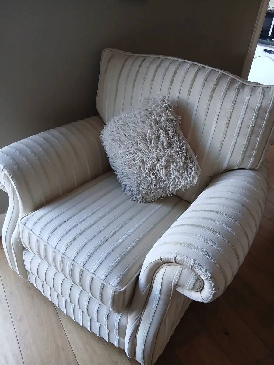 3 seater sofa 2 arm chairs & ottoman - Image 2