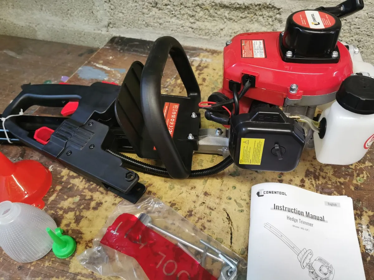 22" TWO STROKE PETROL. HEDGE TRIMMER. BRAND NEW. - Image 2