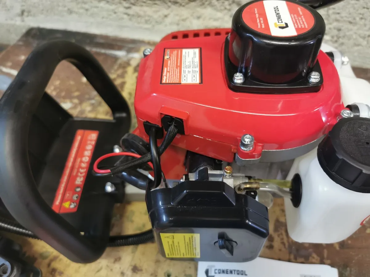22" TWO STROKE PETROL. HEDGE TRIMMER. BRAND NEW. - Image 3