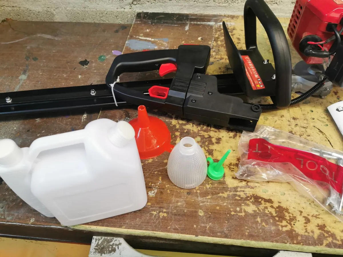 22" TWO STROKE PETROL. HEDGE TRIMMER. BRAND NEW. - Image 4