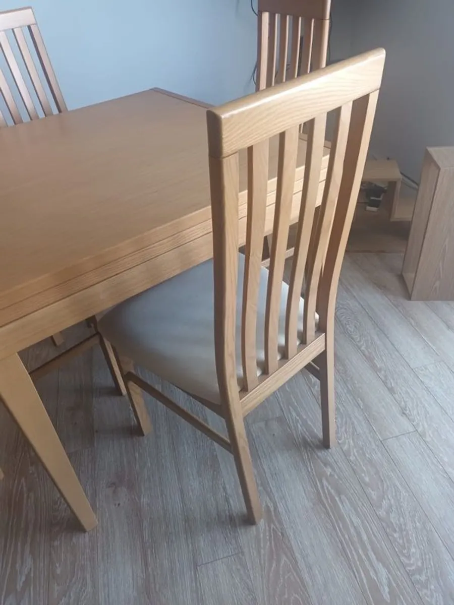 table and chairs - Image 3