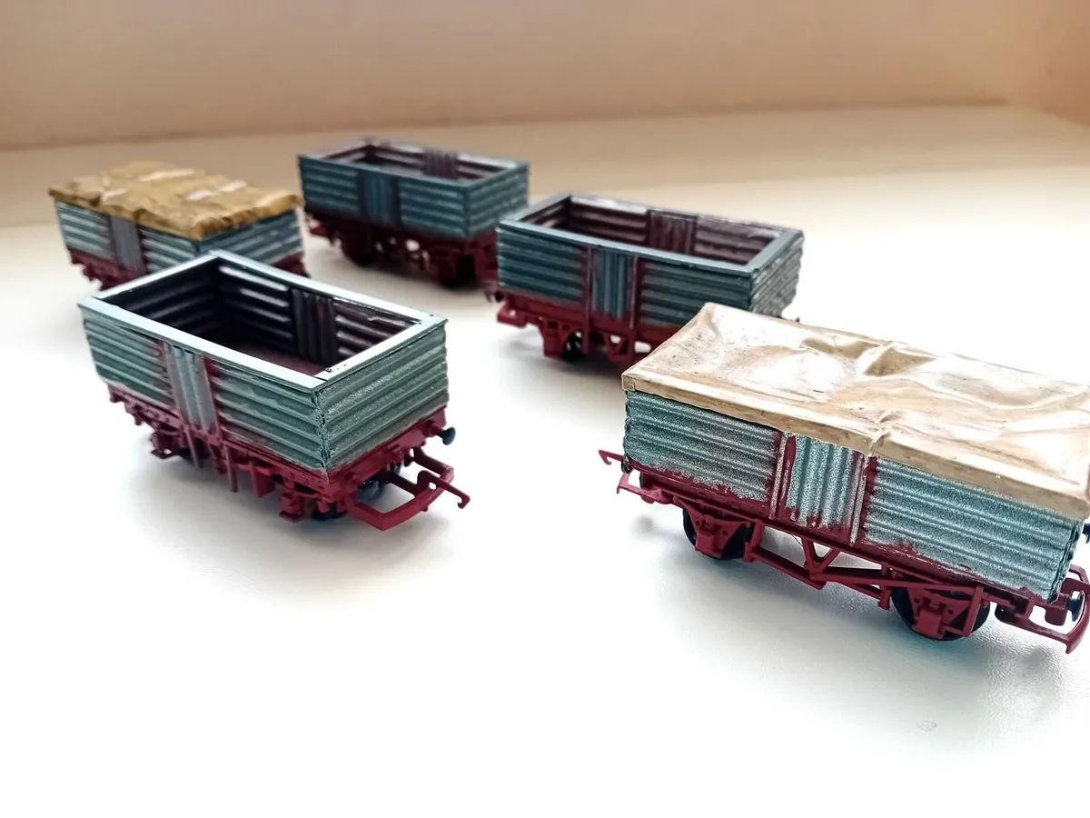 MODEL  RAILWAY  IRISH  BULLIED  WAGONS - Image 1