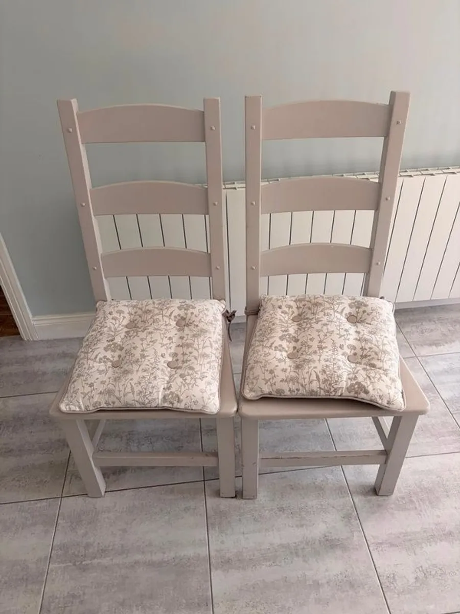 Table & Chairs - Image 3