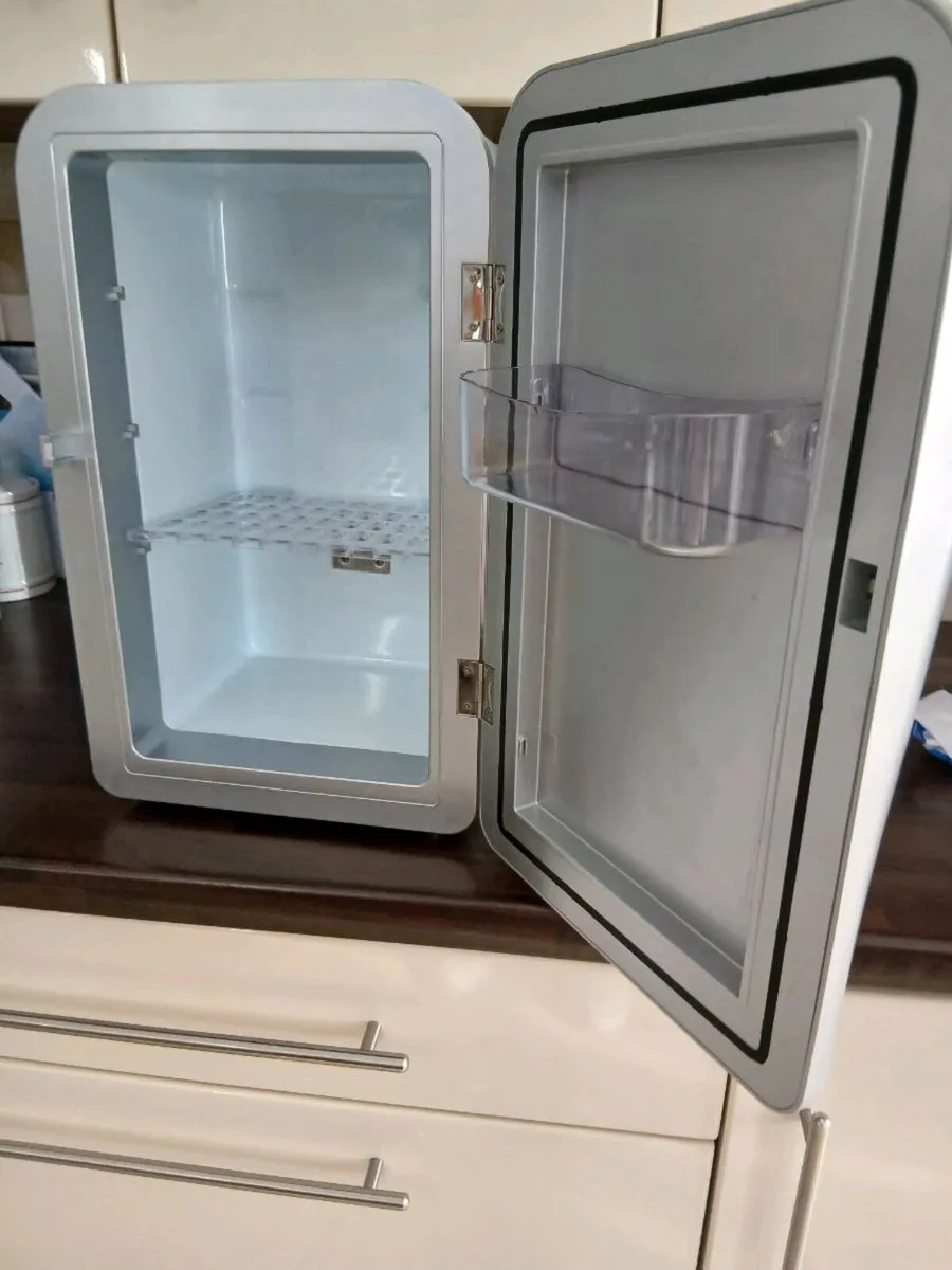 SMALL ELECTRIC FRIDGE WITH CARRYING HANDLE - Image 1
