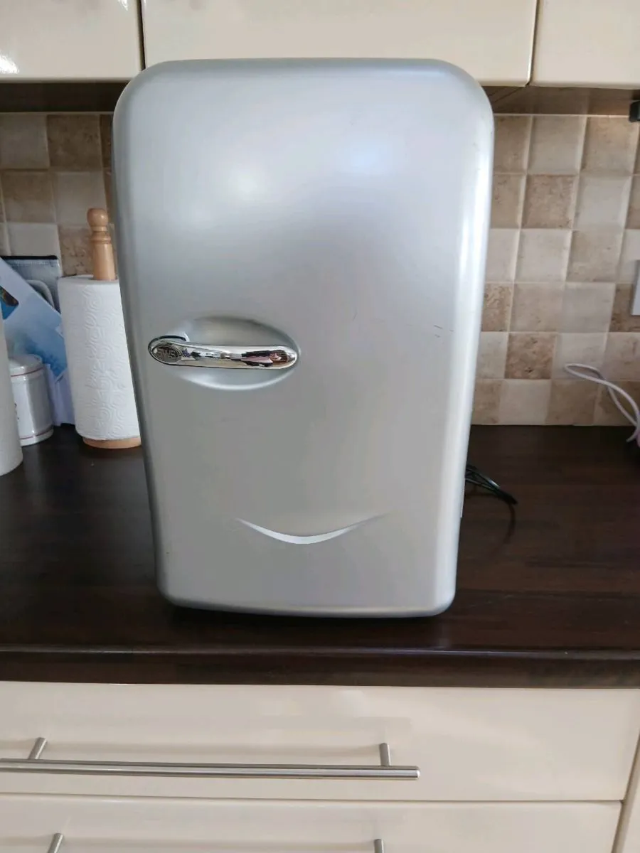 SMALL ELECTRIC FRIDGE WITH CARRYING HANDLE - Image 3