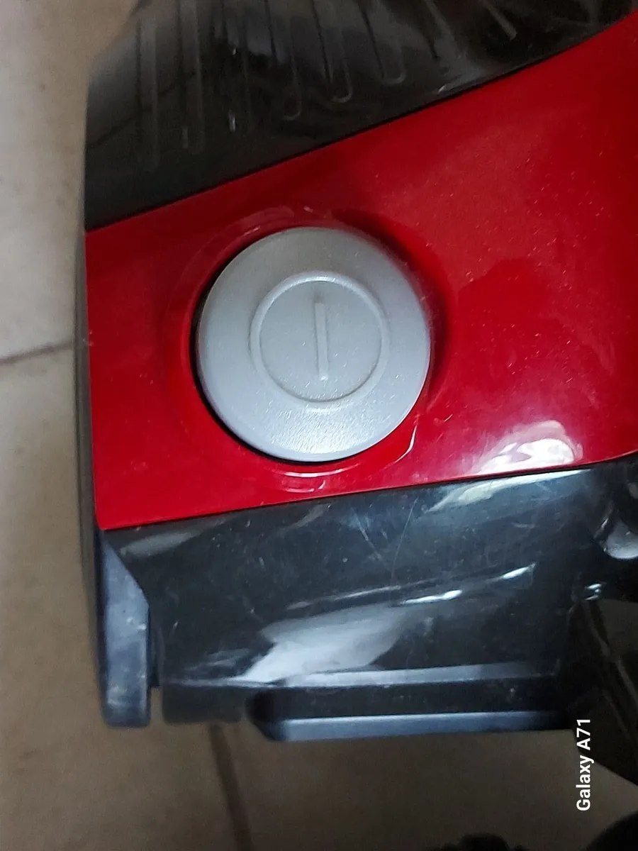 Essentials Vacuum Cleaner Model C700VC18, in excel - Image 4