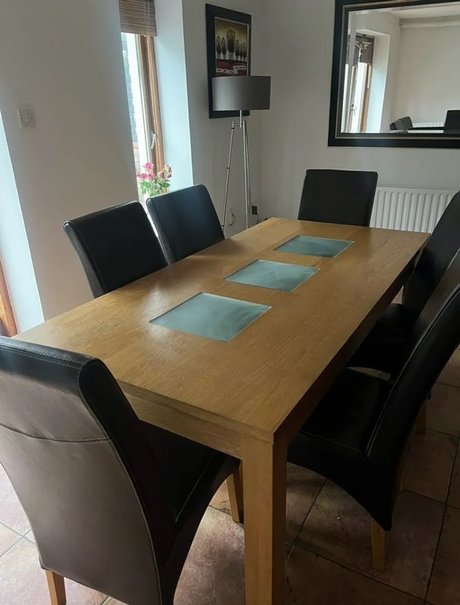 Free to go- table and chairs - Image 2